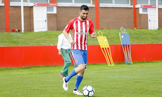 DMQSporting's tweet photo. El objetivo de @RodroMedina te trae las mejores fotos de la presentación de Michael Santos (@pelosantos10) https://t.co/Xhf5exTNuo https://t.co/Fg08cyGLX3