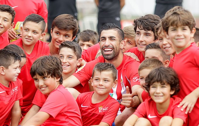 DMQSporting's tweet photo. El objetivo de @RodroMedina te trae las mejores fotos de la presentación de Michael Santos (@pelosantos10) https://t.co/Xhf5exTNuo https://t.co/Fg08cyGLX3