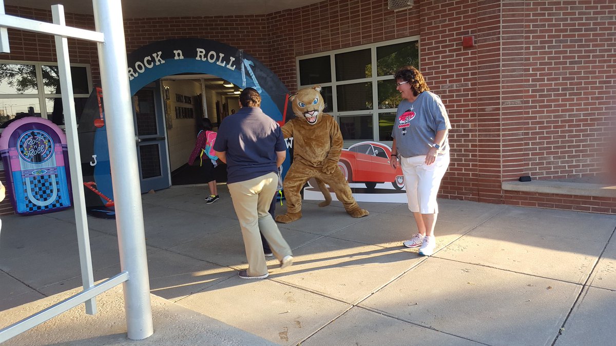 LRodinCO's tweet photo. Rockin and Rollin on the first day of school. Jennie Wilson staff and students ready to start the year. #newschoolyear #studentsreadytolearn https://t.co/pQ2QJjilt5
