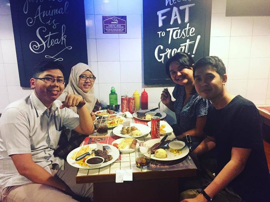 runwaymarina's tweet photo. Dinner date! @holycow_radal #tkpradal https://t.co/sqvI25GuBe https://t.co/EUgjzvgHFV