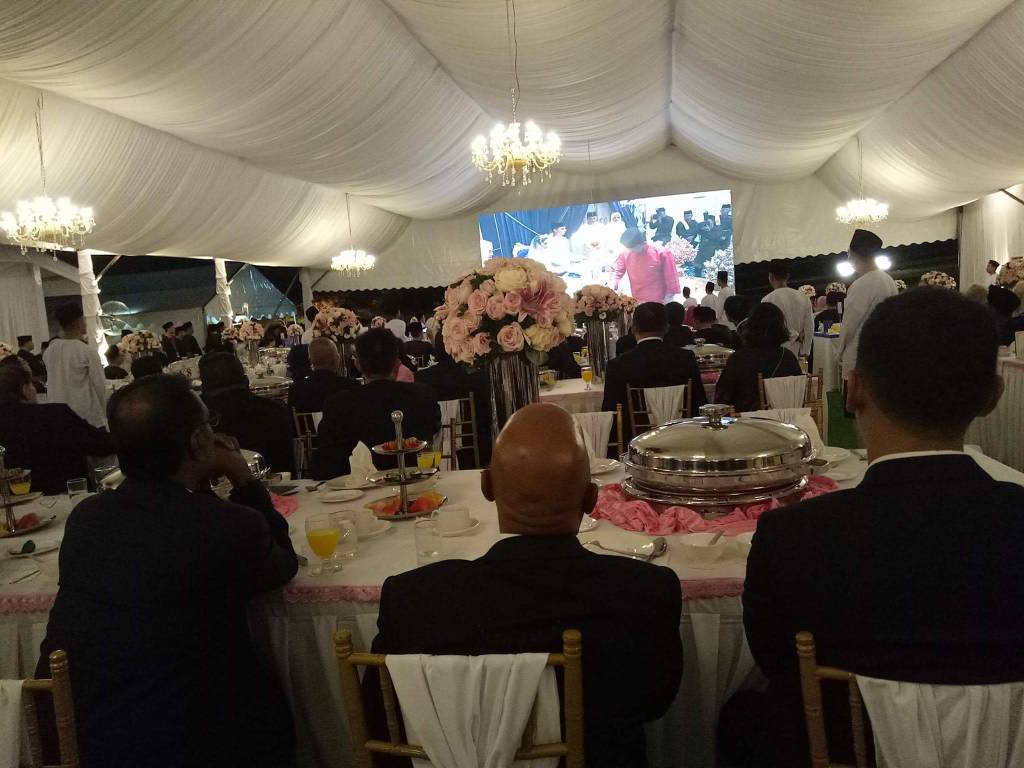 BuletinJohore's tweet photo. Majlis Istiadat Persandingan Diraja Johor, YAM Tunku Tun Aminah 💞💕 Dennis Muhammad Abdullah di Istana Besar Johor #TTADM #menjunjungkasih https://t.co/Lm7IphnKJI