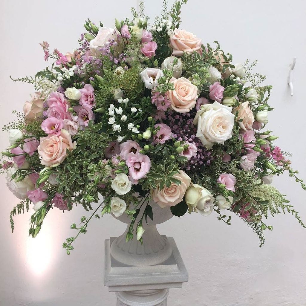 DressitYourself's tweet image. Stone effect urns and plinths / columns available to hire! #stoneurn #stonecolumn #stonecolumns #stoneeffecturn #greecianurn #romanurn #rom…