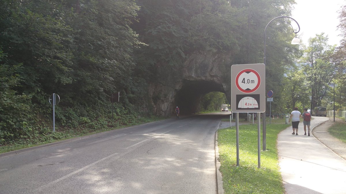 TeacherBowTie's tweet photo. What is the radius of the tunnel? What other information would you like? What assumptions have you made? #HolidayMaths #MathsChat https://t.co/7NQj8nHG1u