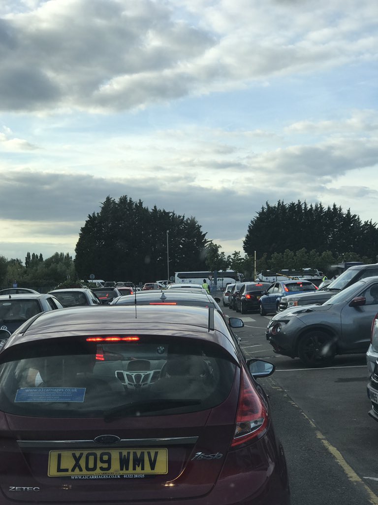 electrical_jj's tweet photo. Queuing to get out of Thorpe park. £6 https://t.co/KMzuxyHW67