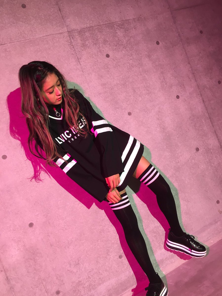 載せる写真がないから
ちょっと前撮影した
RASVOAのA/Wのオフショット📷
またいい感じになってるから
お楽しみに〜てやつ♡