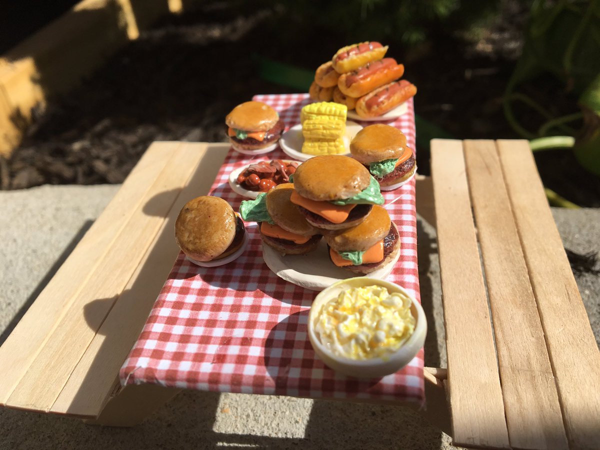 Jazzietrsrtrove's tweet photo. Here it is, the finished product #miniworld #minipicnic #sugarcharmshop #polymerclayfood#polymerclayminis #yum #wood #dollhousefood https://t.co/Gt7gZPPeJ0