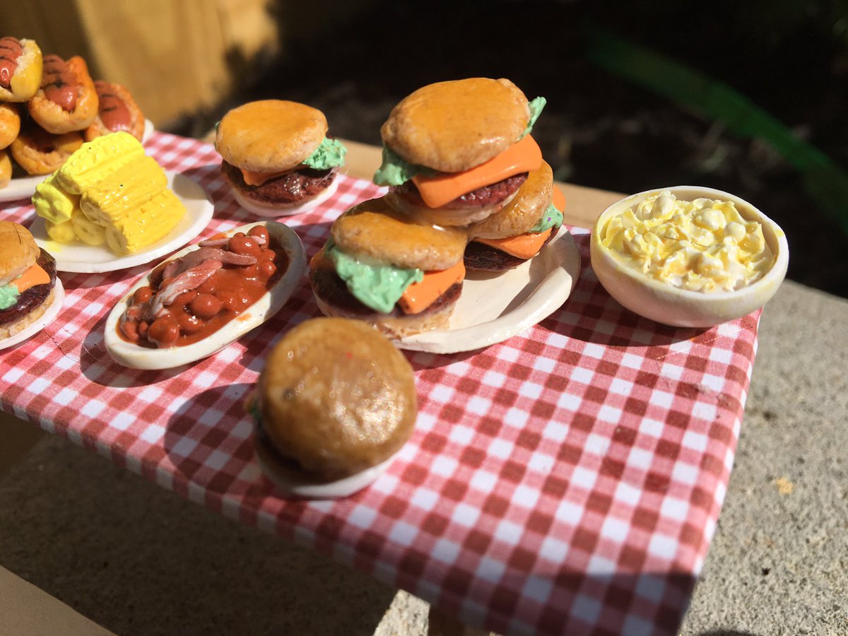 Jazzietrsrtrove's tweet photo. Here it is, the finished product #miniworld #minipicnic #sugarcharmshop #polymerclayfood#polymerclayminis #yum #wood #dollhousefood https://t.co/Gt7gZPPeJ0