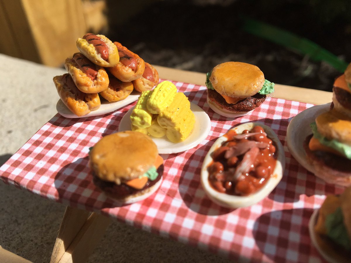 Jazzietrsrtrove's tweet photo. Here it is, the finished product #miniworld #minipicnic #sugarcharmshop #polymerclayfood#polymerclayminis #yum #wood #dollhousefood https://t.co/Gt7gZPPeJ0