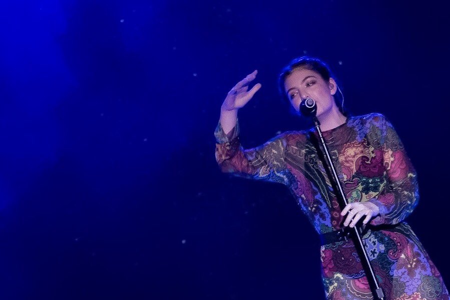 Still trying to find these #perfectplaces... <a href="/lorde/">Lorde</a> at <a href="/Bonnaroo/">Bonnaroo</a> #lorde #bonnaroo #radiatepositivity #musicfestivals #festivalphotographer