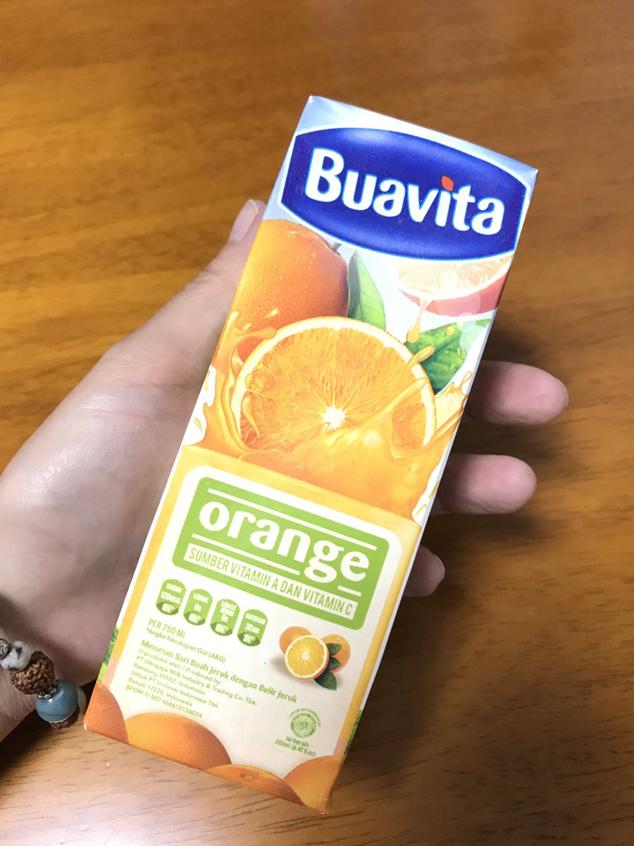 plumeria_bali's tweet photo. バリのスーパーで買ったオレンジジュース🍊
持ってたら現地の人に『コレナンデオイシイワカル??』って言われた🤣
オレンジのつぶつぶ感あって美味しい❤️
#バリ島 #お土産 #buavita #jusjeruk #enak #oleole https://t.co/BZFfYZIDAd