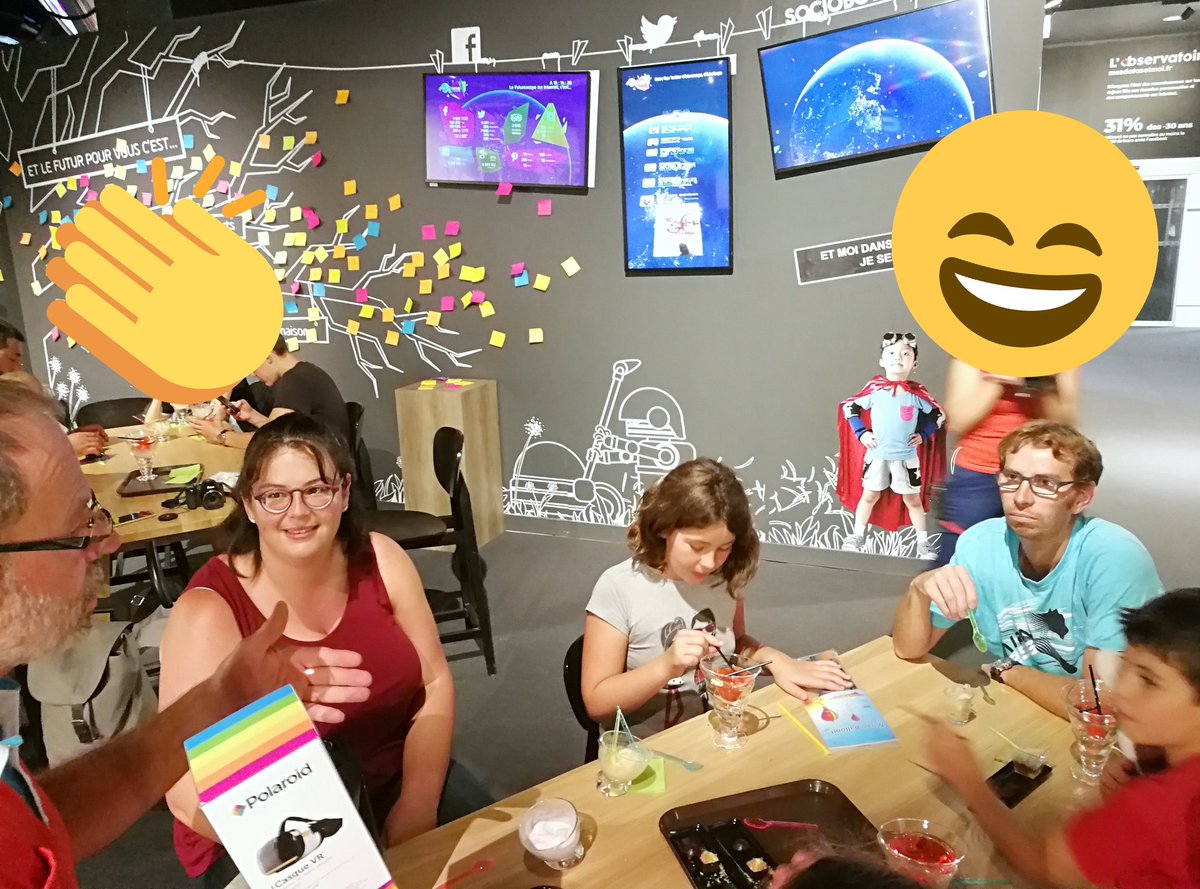 futuroscope's tweet image. Bravo au millionième visiteur de #FuturLExpo qui découvre l'expérience du #BarLab et reçoit des cadeaux #Futuroscope !