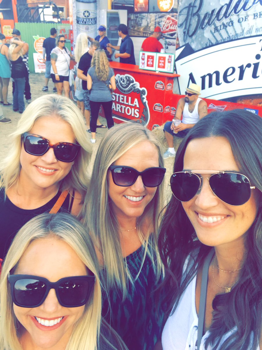 TraceyAlyson's tweet photo. #ocfair #sisties @HeatherLynnCA @jesshopkins24 https://t.co/paygkB1NJV