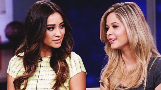 PLLlittletheory's tweet photo. RT if you think #PLL and #Emison should have won at TCA https://t.co/phPbHSax6B