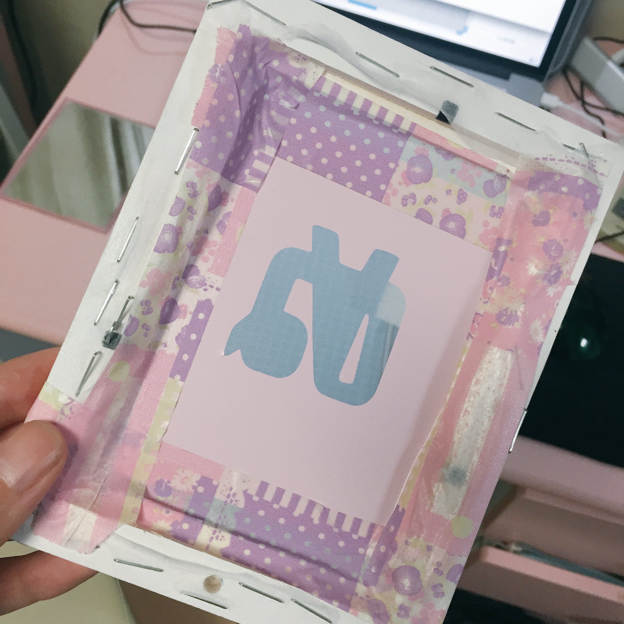 温井裕子 ぬっく はじめてのシルクスクリーン カッティングシートをプロッターでカットして版製作 テトロンはオーガンジーで代用 木枠は100均の木製フレーム インクはtシャツくん スクイージーは100均の三角定規 インク以外ほぼ代用品でできました