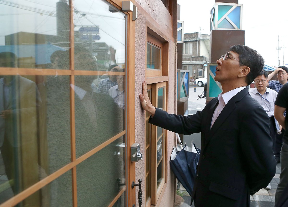 steelroot's tweet image. 광복절을 하루 앞둔 오늘,
강경 근대역사문화거리를 찾았습니다.
강경은 제 고향마을 바로 이웃 동네 입니다. 
어릴 적, 강경을 향해 흐르던 
동네 냇가 뚝방길을 따라
이른 저녁 먹고 할머니, 어머니...facebook.com/steelroot/post…