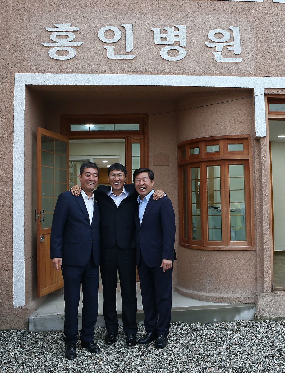 steelroot's tweet image. 광복절을 하루 앞둔 오늘,
강경 근대역사문화거리를 찾았습니다.
강경은 제 고향마을 바로 이웃 동네 입니다. 
어릴 적, 강경을 향해 흐르던 
동네 냇가 뚝방길을 따라
이른 저녁 먹고 할머니, 어머니...facebook.com/steelroot/post…