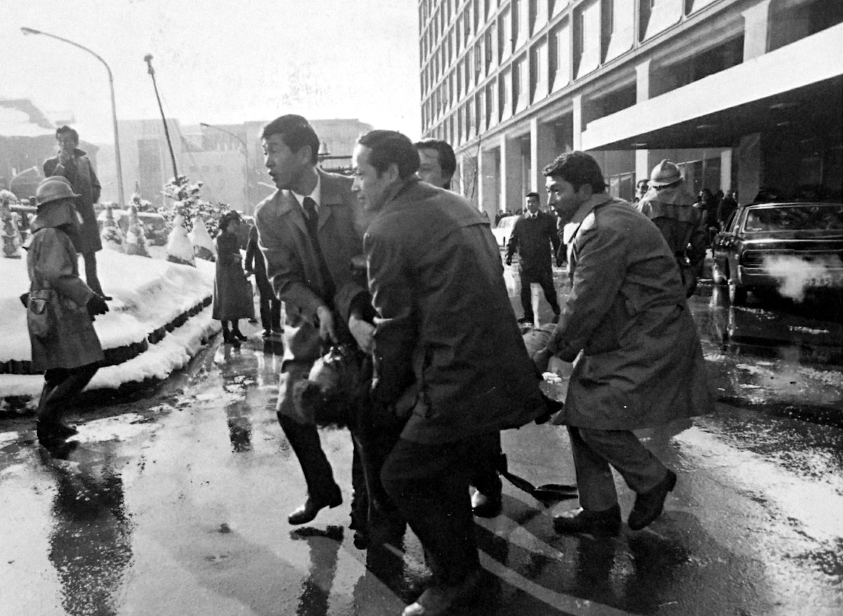 EAAJAF_bot's tweet photo. 北海道庁爆破事件(76年3月2日)
自称・東アジア反日武装戦線による爆弾テロ事件。
北海道庁をアイヌ侵略の先頭に立っていると見なし、道庁本庁舎1階を爆破。2名が死亡、87名が重軽傷。
大森勝久が実行犯として逮捕。死刑判決。 https://t.co/MHJXl6JPdl