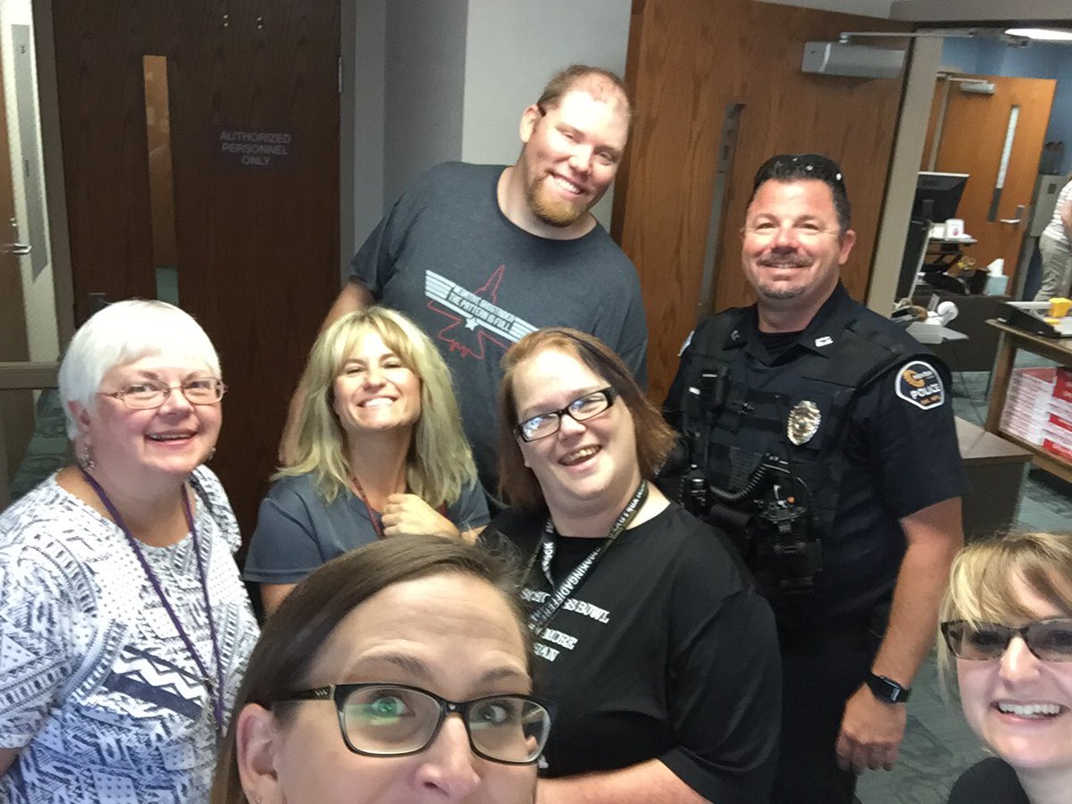 corinaenns's tweet photo. Meeting the police #scavengerhunt #7gold @chisholmpride https://t.co/Y171PJU0dF