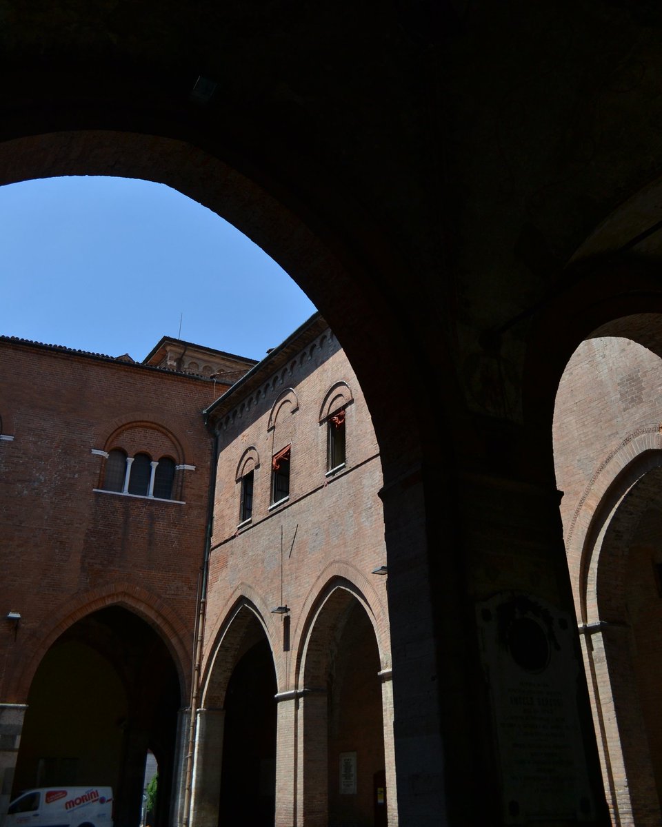 smartiamocremon's tweet photo. Uno scorcio di cielo #cremona #cremonacitta #estate #foto #piazzadelcomune #instacremona https://t.co/9GGCjfLqnV