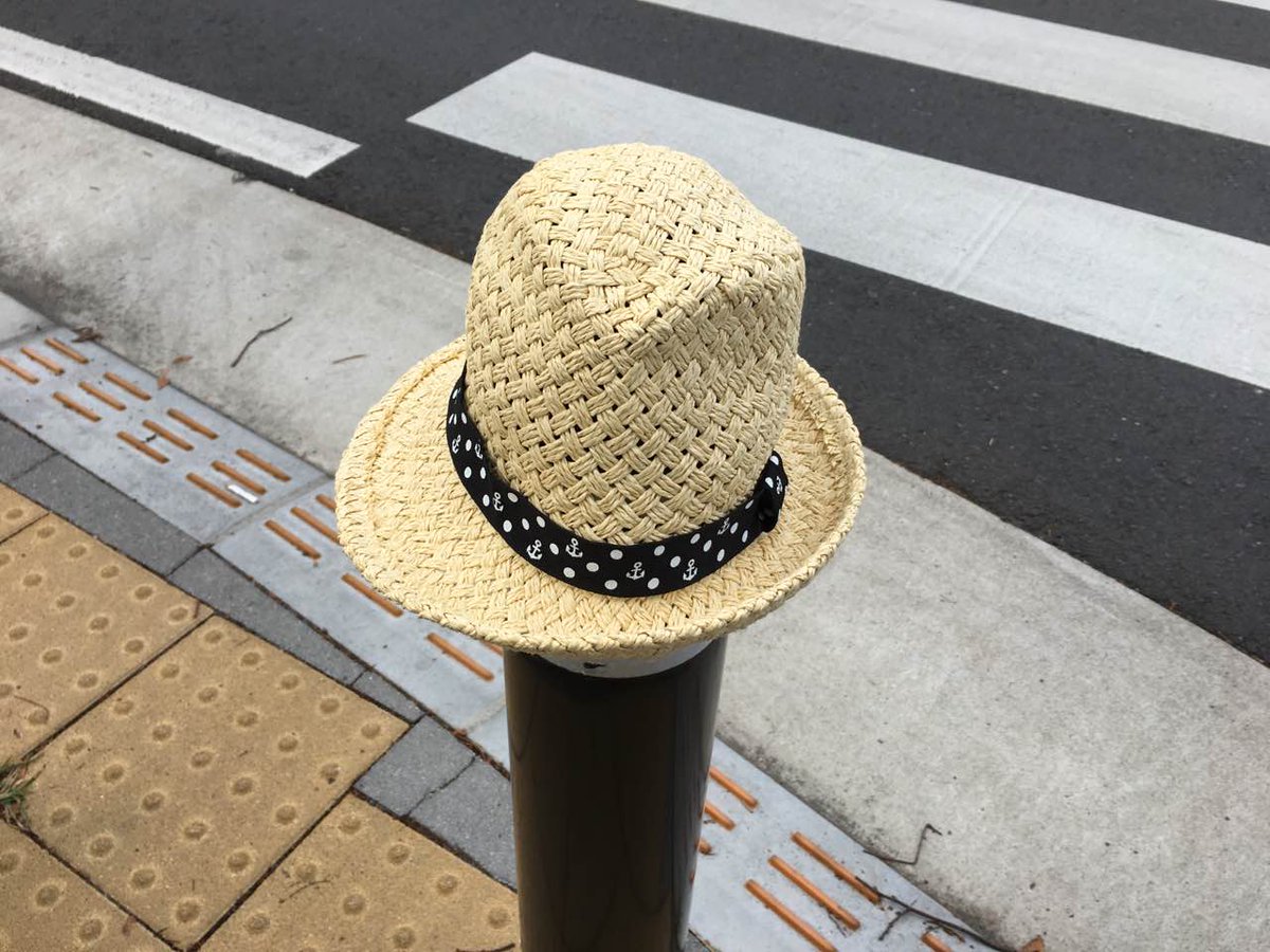 武蔵小杉ライフ公式 等々力緑地の正面広場に 子供用の麦わら帽子忘れ物 武蔵小杉