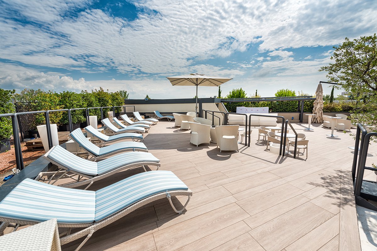 DBHotelVerona's tweet photo. Goditi il pomeriggio in terrazza: un tuffo nella vasca idromassaggio e un po' di relax nei lettini prendisole!
#DBHotelVerona https://t.co/ir6ZVpKlFF