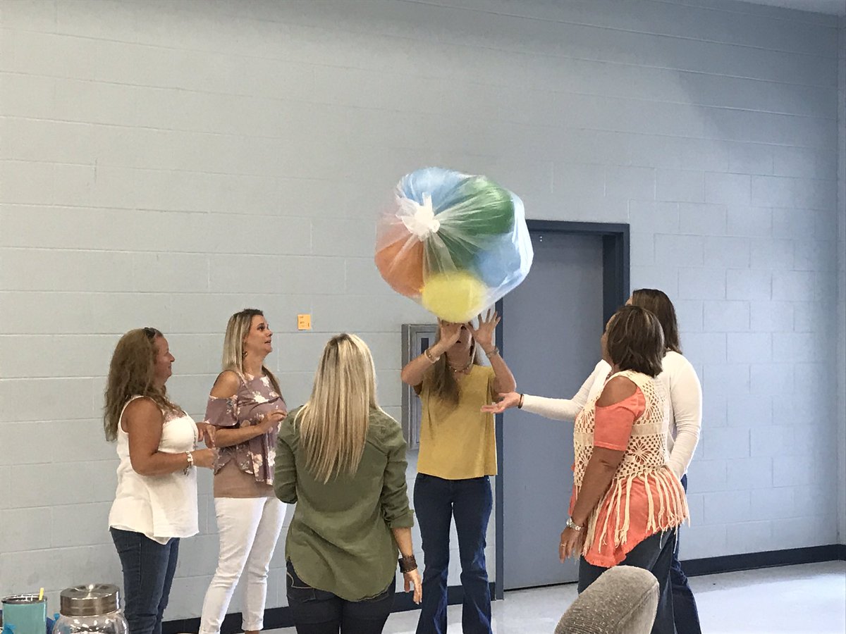 BoenkerMelissa's tweet photo. High Point has fun on the first day back! Keep us up! #highpointelem https://t.co/EPwrew0jtH