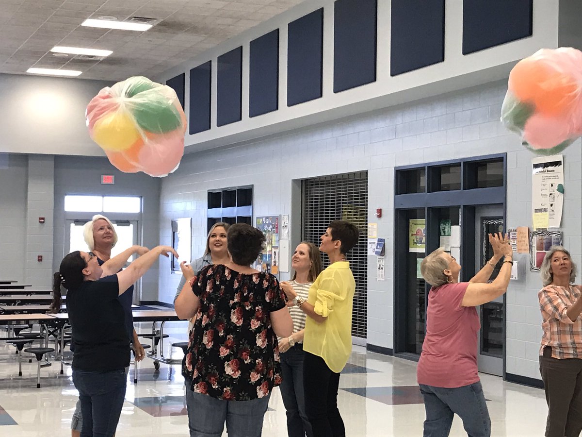 BoenkerMelissa's tweet photo. High Point has fun on the first day back! Keep us up! #highpointelem https://t.co/EPwrew0jtH
