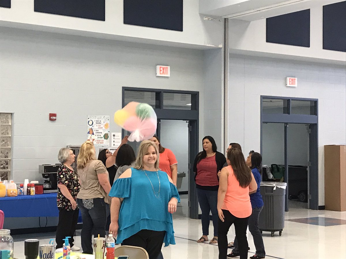 BoenkerMelissa's tweet photo. High Point has fun on the first day back! Keep us up! #highpointelem https://t.co/EPwrew0jtH