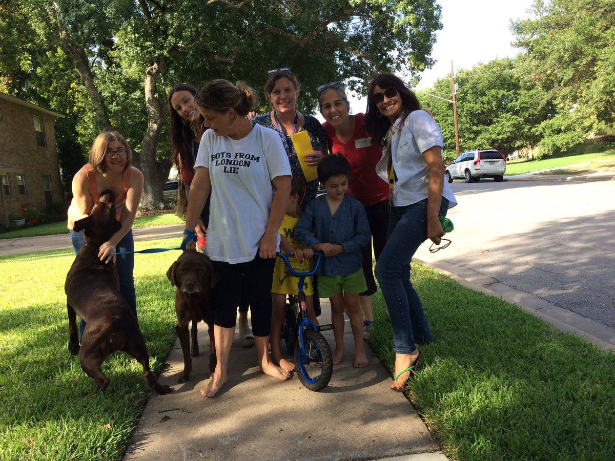 MindyBass9's tweet photo. Dog walker #gulletgeckos #getitgeckos https://t.co/i0FJ2Qjs89