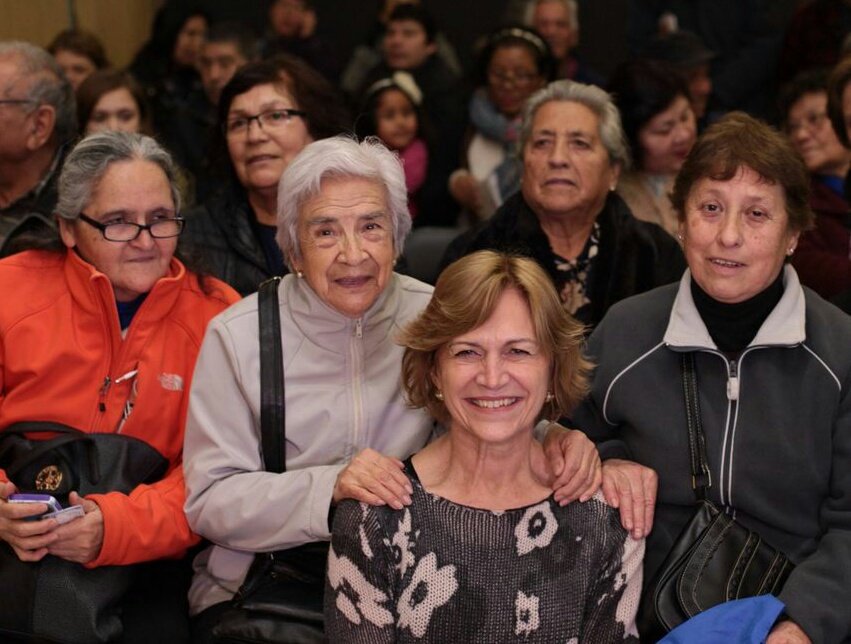 evelynmatthei's tweet image. En Providencia viven cerca de 42 mil Adultos Mayores. Para ellos habrá asesoría y traslado gratis para que saquen tarjeta @metrodesantiago.