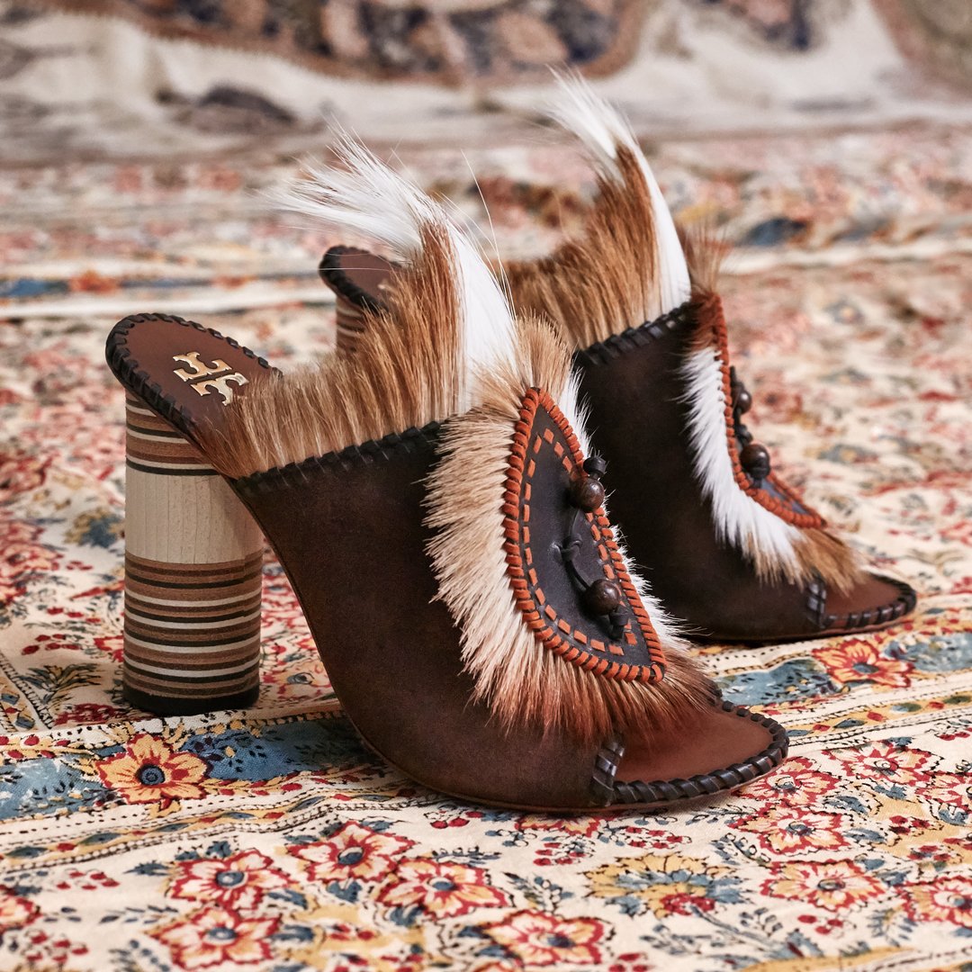 toryburch's tweet photo. Our Phoenix mules #ToryBurchPreFall17 https://t.co/hur2AE6i4U