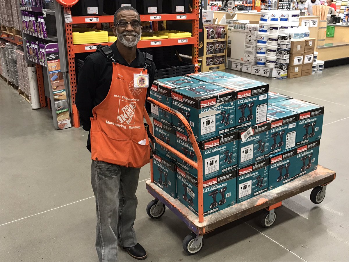 fmm425's tweet photo. #portablepower @patJohnsonTHD @JohnathanJ_713 James knocking out a 5k portable power sale first thing today! https://t.co/Er4ZGsKPen
