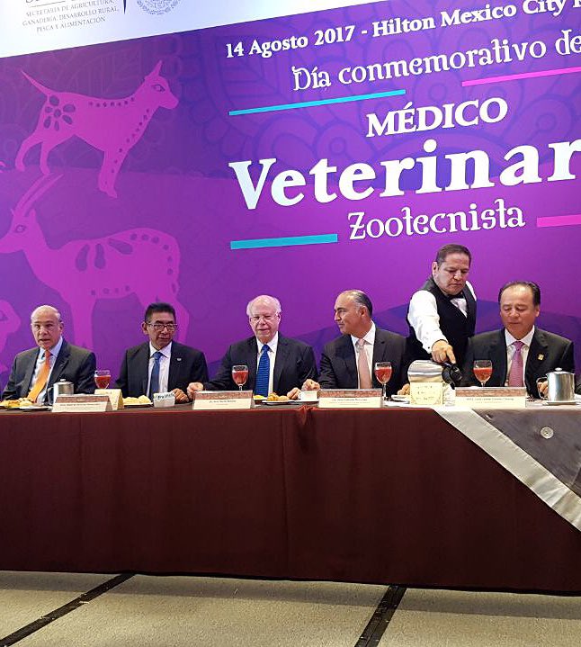 JoseNarroR's tweet photo. Junto con el Secretario @ppcalzada, participamos en la conmemoración del Día del Médico #Veterinario Zootecnista. #FelizLunes https://t.co/OBJUPIWoro