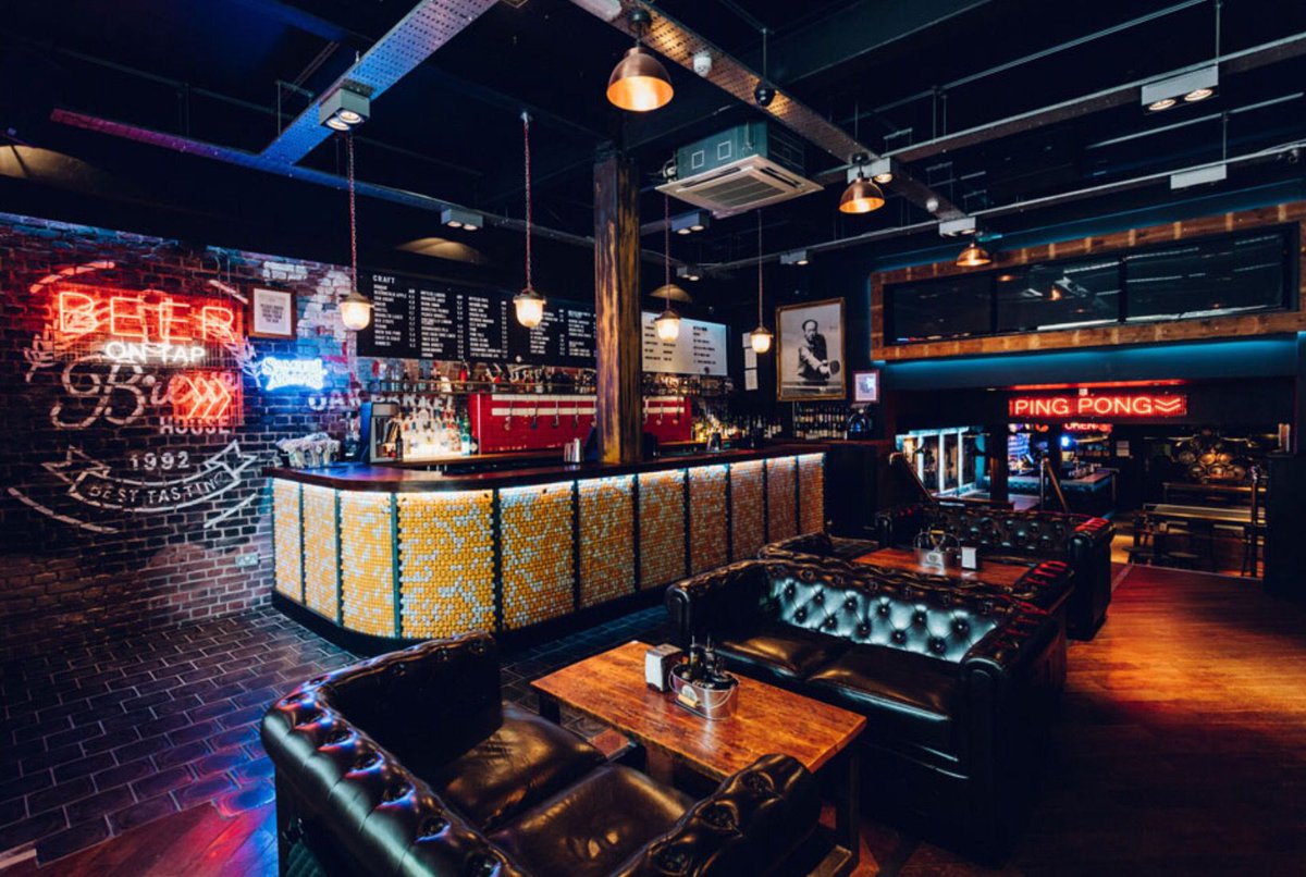 SmashReading's tweet photo. Want a quiet catch-up with your best mate this evening? Gossip to share from the weekend? Our comfy sofas are waiting for you! #SmashReading https://t.co/8RWRPvg99p