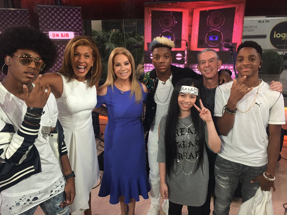 ElvisDuranShow's tweet photo. @SavingForever rocked the house on @TODAYshow @klgandhoda #edaotm 🤘🏻🤘🏻🤘🏻 https://t.co/3UezemXM8s