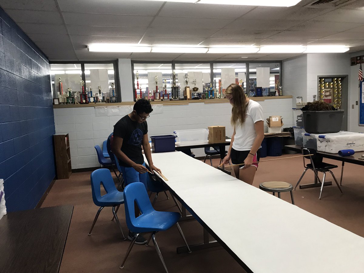 LHS STUCO hard at work for Freshman orientation !!#LyonsLions @LyonsHSPrin @LyonsSuptBDay