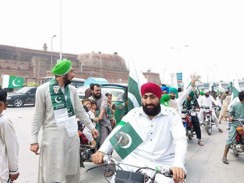 PeshawarX's tweet photo. Sikhs from #Peshawar Celebrating Independence Day.
#70KiAzaadi #PakistanZindabad #14August2017 #IndependenceDay #PeshawarCity @Spogmai_SR https://t.co/MPkRRsrVZ1