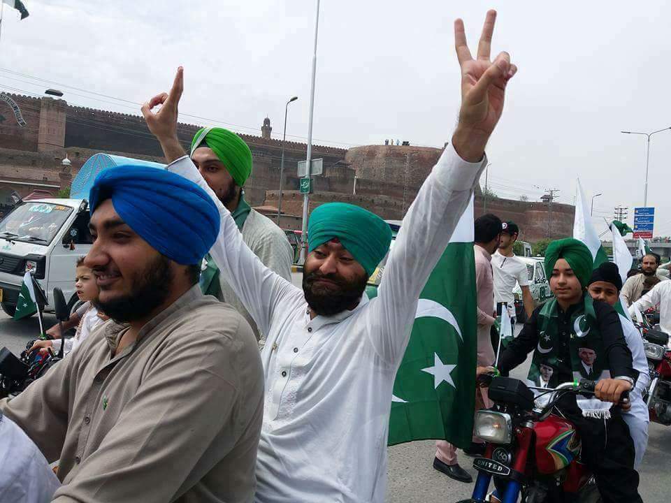 PeshawarX's tweet photo. Sikhs from #Peshawar Celebrating Independence Day.
#70KiAzaadi #PakistanZindabad #14August2017 #IndependenceDay #PeshawarCity @Spogmai_SR https://t.co/MPkRRsrVZ1