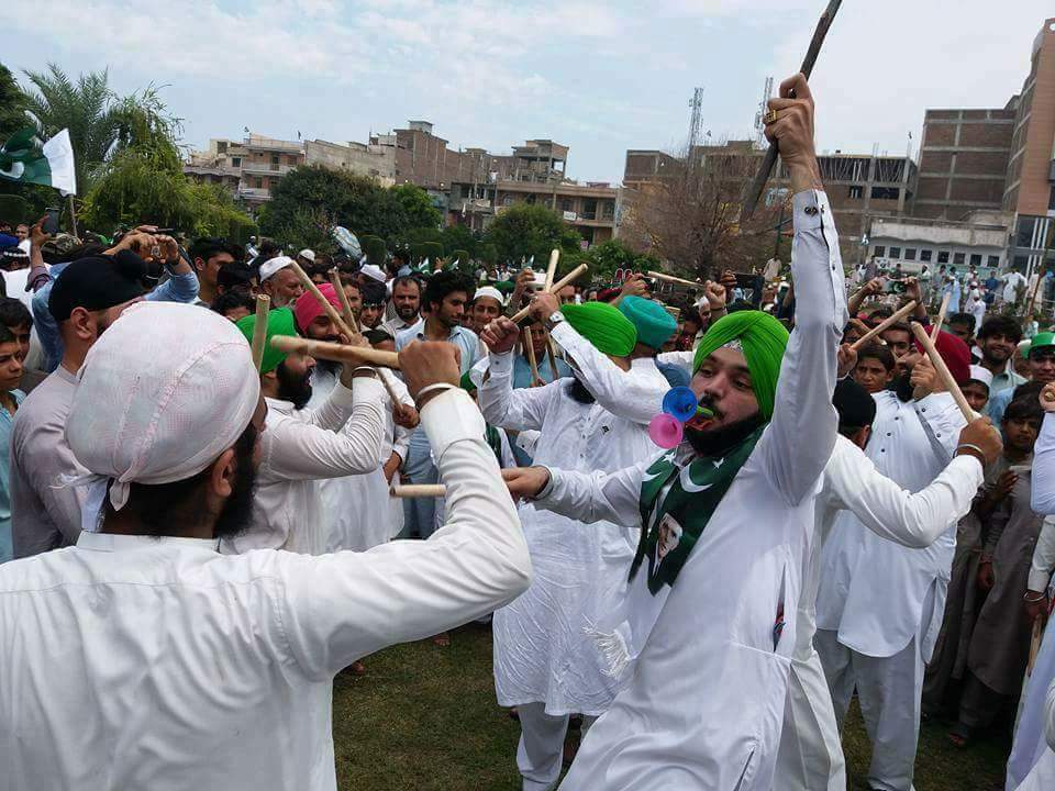 PeshawarX's tweet photo. Sikhs from #Peshawar Celebrating Independence Day.
#70KiAzaadi #PakistanZindabad #14August2017 #IndependenceDay #PeshawarCity @Spogmai_SR https://t.co/MPkRRsrVZ1