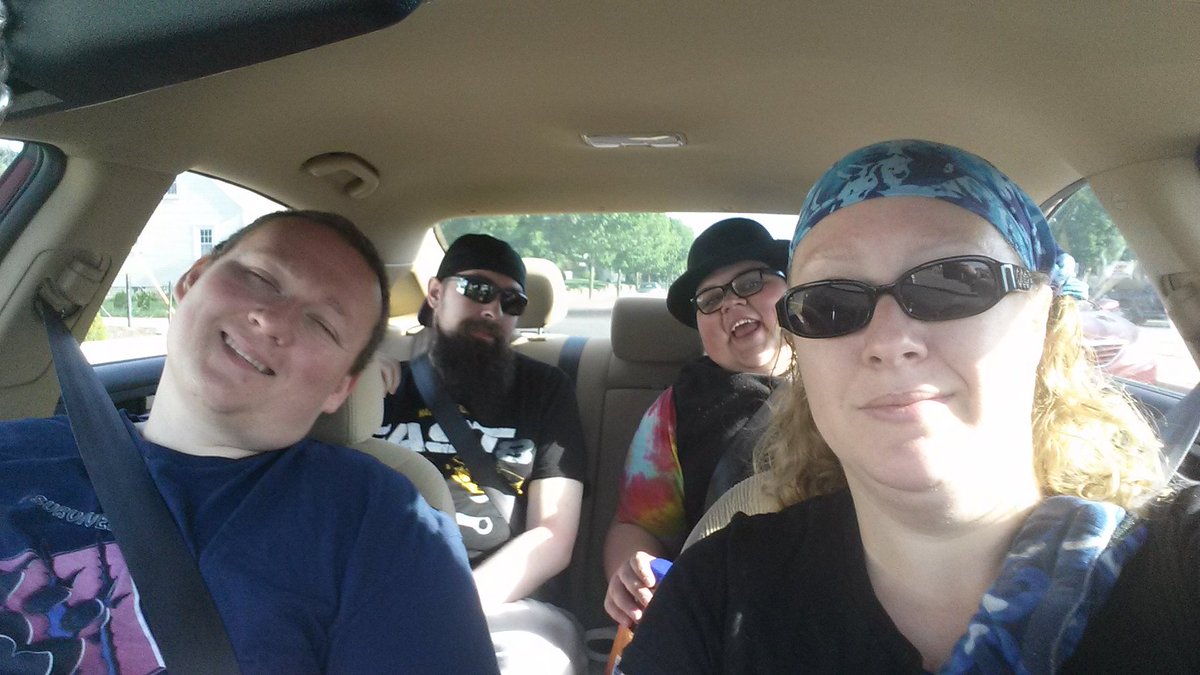 Kitty_Haz_Claws's tweet photo. Last day of #KittyCon2017 & we're going to Chicago! @Paw_Hatter @goldwolf85 @Treytus https://t.co/OjKPGEQCTn