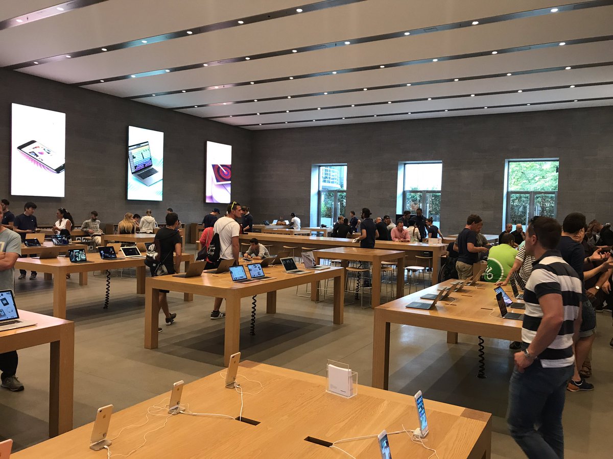 lol_paris's tweet photo. Difficile de passer Le Temple et de ne pas y entrer, même si l'on a rien à y faire. #AppleStoreBerlin https://t.co/oExncx146H