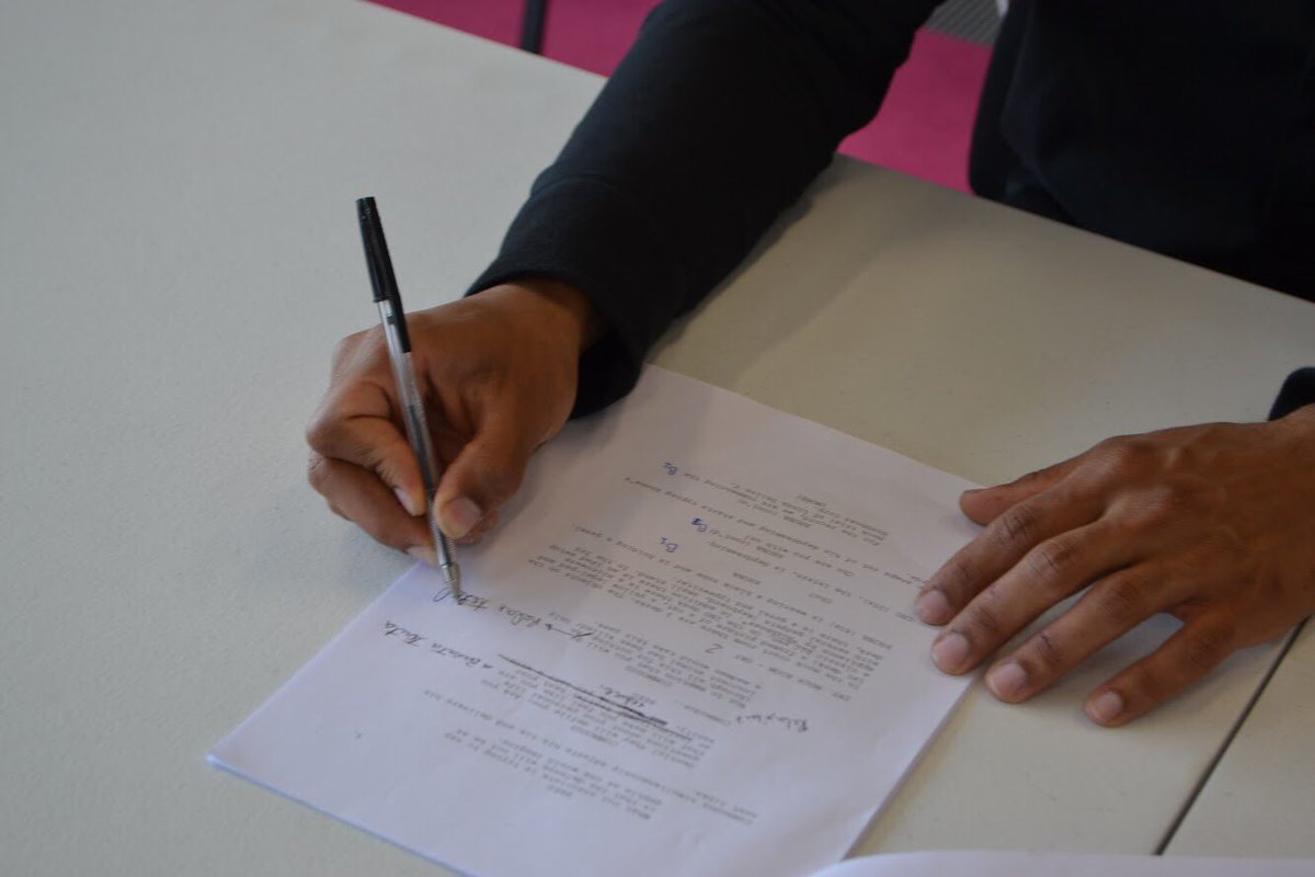 ReedBizz's tweet photo. Last minute touches to the script as @AlexTsilifonis works one-on-one with @wilsonbenedito #script #directing #finaltouches #themockroom https://t.co/GRDBm5Q5Sh