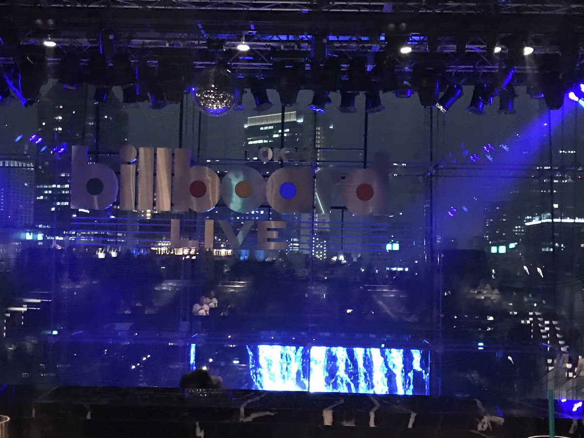 未晴 今夜はビルボード東京でゴスペラーズのライブでした 最後に舞台のスクリーンが開いて 背景は六本木の夜景 カバー曲が多めでよく合ってた Fly Me To The Disco Ballは間近で聴くとグルーヴ感が気持ちいい 通勤電車の中で疲れて聞いてたんじゃ曲の 未晴 今夜はビルボード東京でゴスペラーズのライブでした 最後に舞台のスクリーンが開いて 背景は六本木の夜景 カバー曲が多めでよく合ってた Fly Me To The Disco Ballは間近で聴くとグルーヴ感が気持ちいい 通勤電車の中で疲れて聞いてたんじゃ曲の