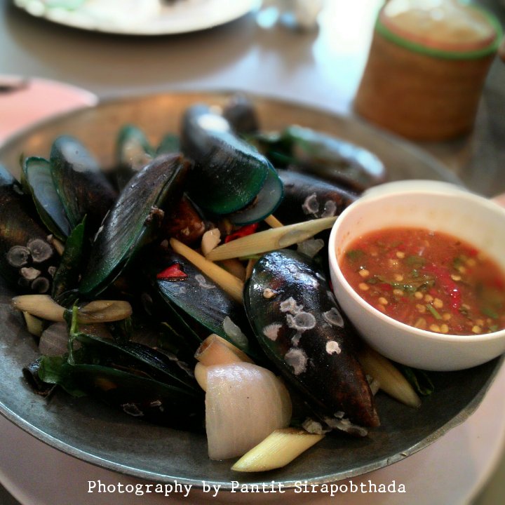 EatingDaily's tweet image. หอยแมลงภู่อบกับน้ำจิ้มจี๊ดจ๊าด eatingdaily.wordpress.com/2017/08/14/%e0…