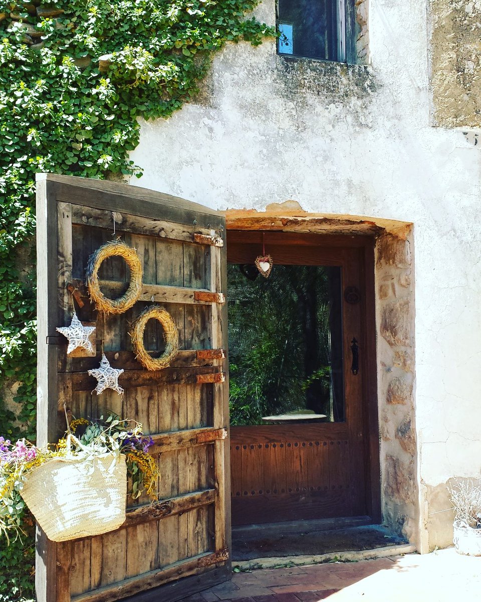 🌿🌳This ancient #masía, a haven of #peace, stunning views &amp; #relax. Discover the ever changing landscapes of #Culla bit.ly/2uCzS6D