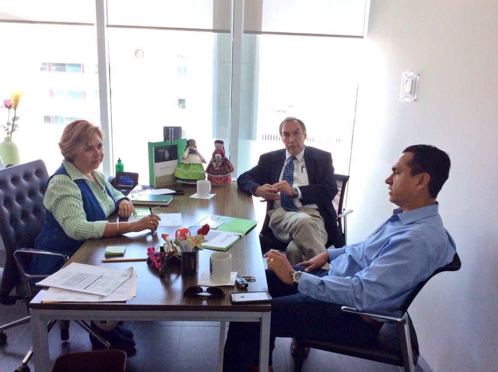 YolandaRoOt's tweet photo. En reunión de trabajo con Alejandro Angulo y Daniel Peyret tratando temas acerca de la #Polinización #AmaTuMundo #MujerDePalabra https://t.co/3oqZpk5KpQ