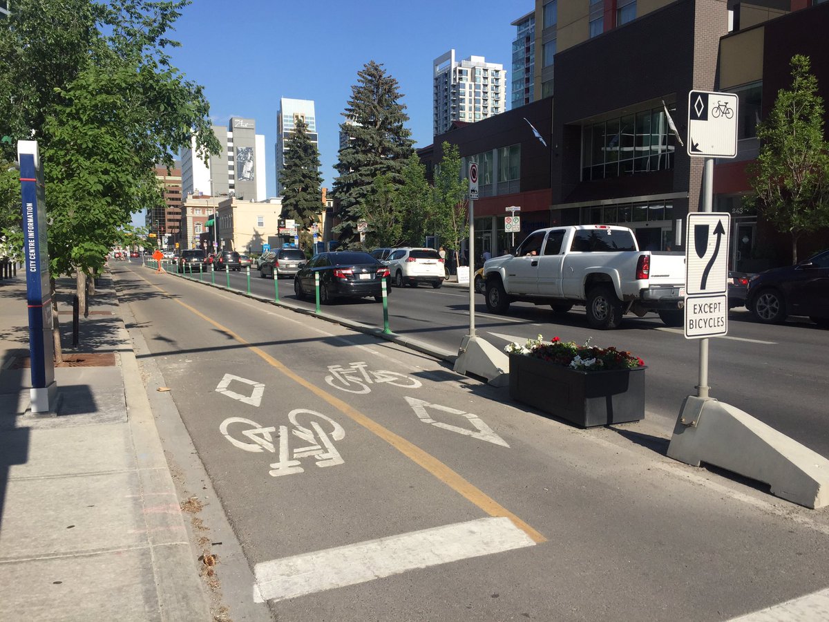 KenSetoSK's tweet photo. Two-way protected bike lane in #yyc. I can think of a few places we could use those in #yxe #cycling. https://t.co/LMgC8Fy6WO