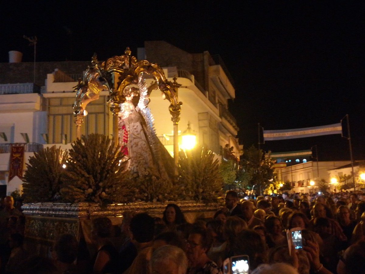 El paso de la Santísima Virgen de Palomares llega a la Plaza Fdco. García Lorca. #Palomares17