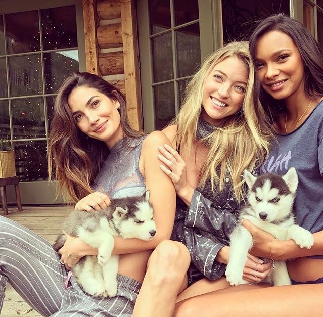 vsanglez's tweet photo. Lily, Martha &amp; Lais ✨ #VSHoliday17 https://t.co/otr1Y3i3fx