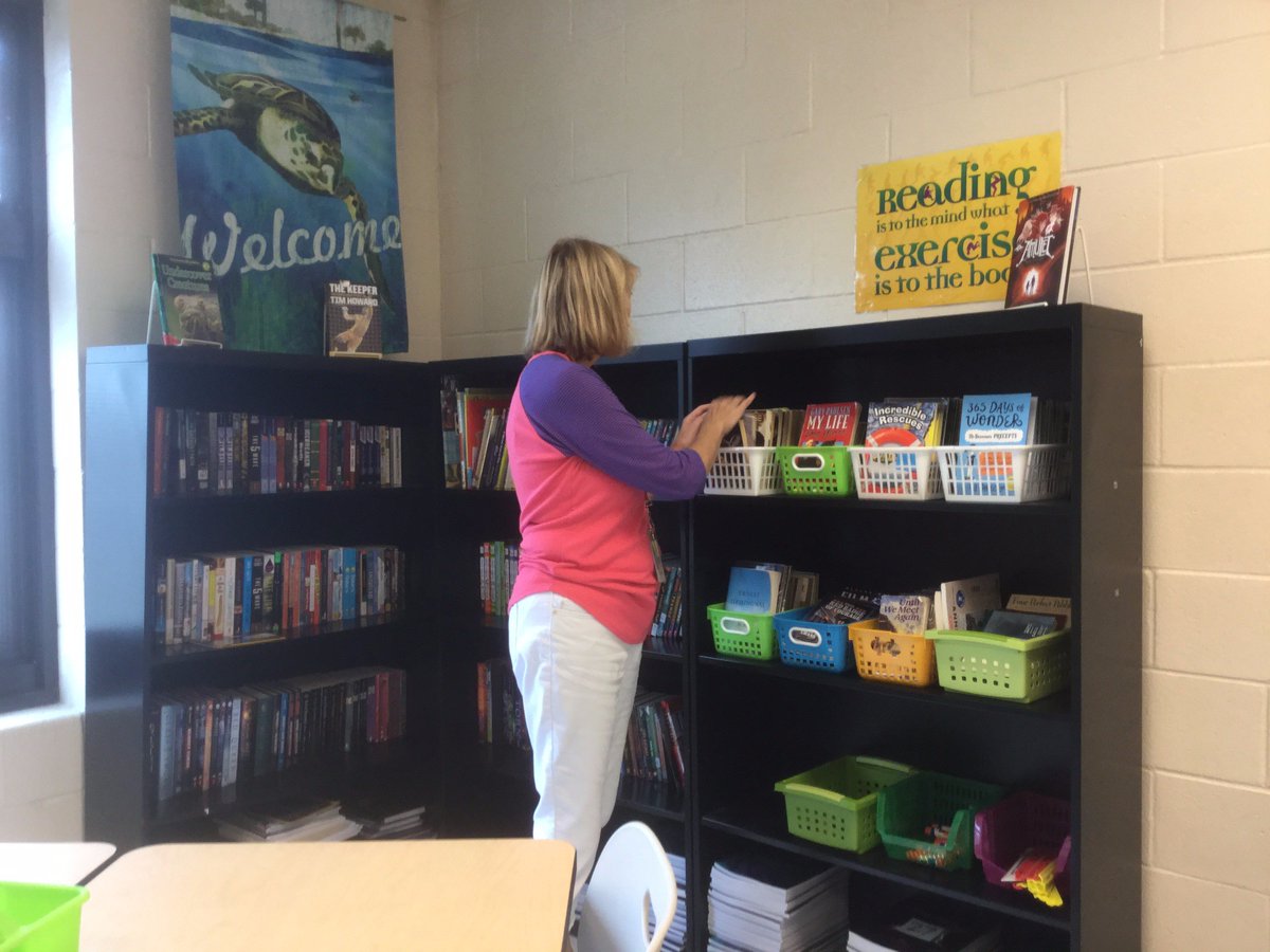 GSoxELA's tweet photo. Organizing my library for eager paws! #lex1prepares #lex1darestoteach https://t.co/InAG2mjUKV